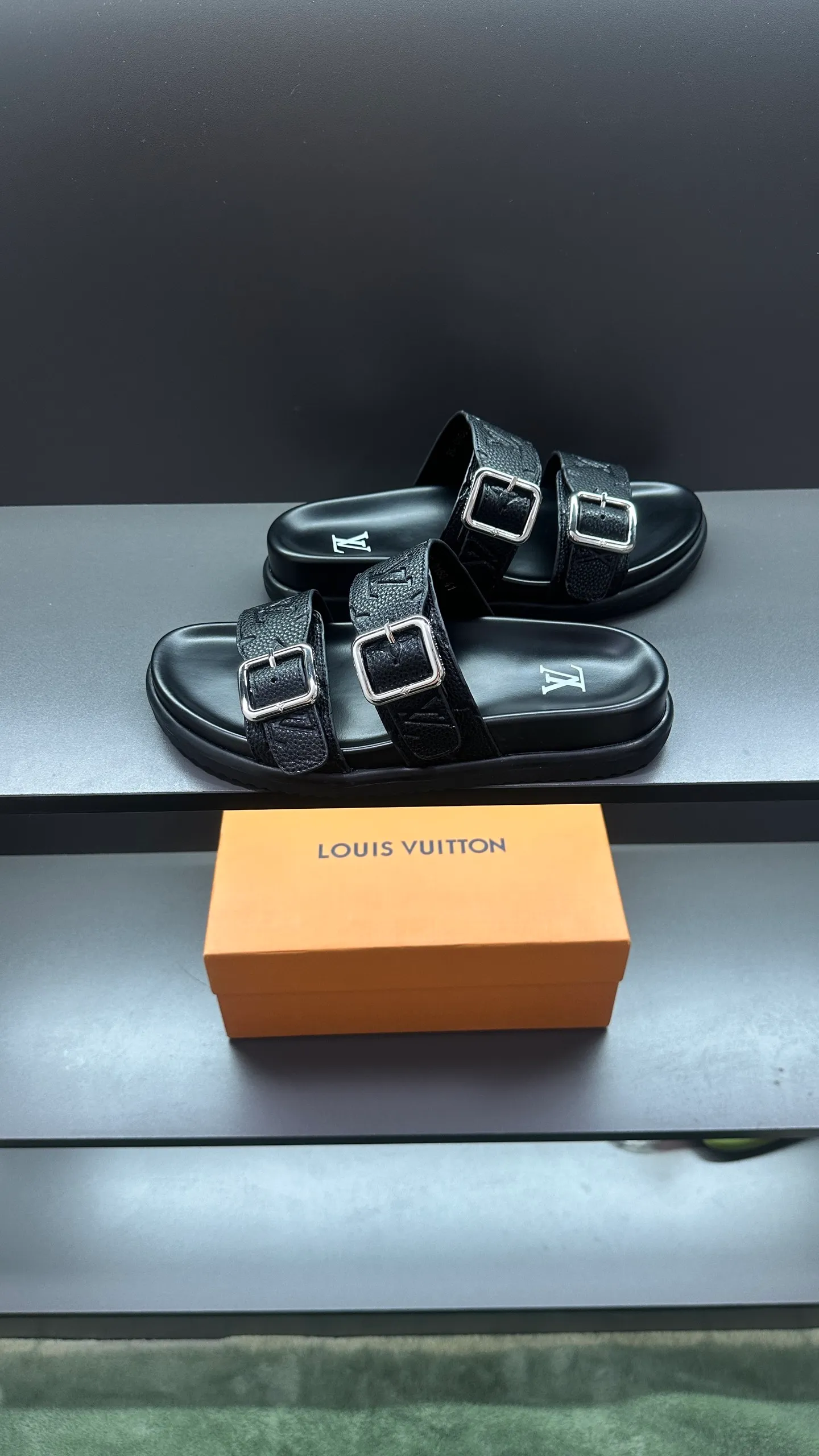 P320 🔍Top purchasing agent LV men's spring and summer slippers counter synchronized. The uppers are made of cowhide fabric imported from Italy, with logo graphics and high-quality craftsmanship. The soles are: original soles specially provided by the original factory. Exclusive molded soles are super comfortable. Original factory follow-up orders. 🔍🔍High quality. You can enter and exit the counter at will. Welcome to compare. Size 38-45